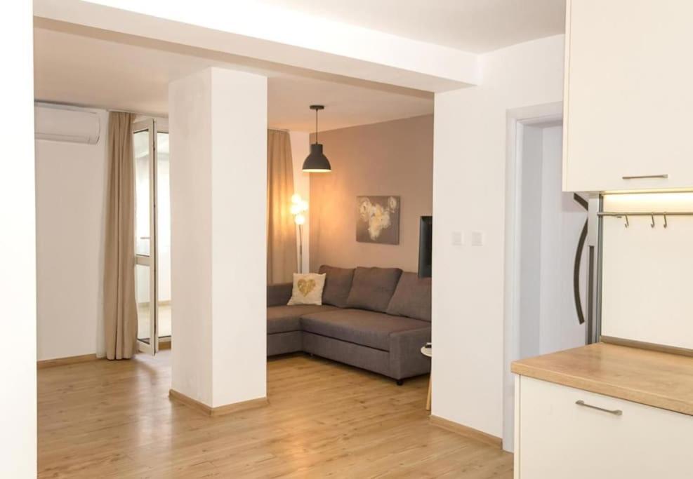 Modern Bright Apartment Close To City Center And Grand Mall Varna Exteriér fotografie