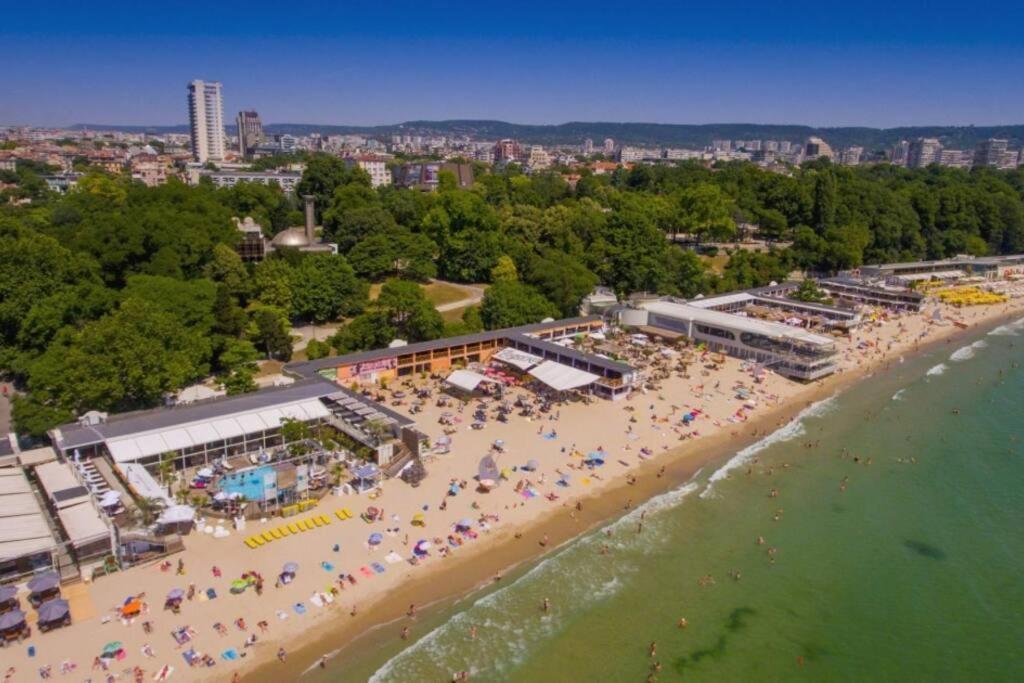 Modern Bright Apartment Close To City Center And Grand Mall Varna Exteriér fotografie